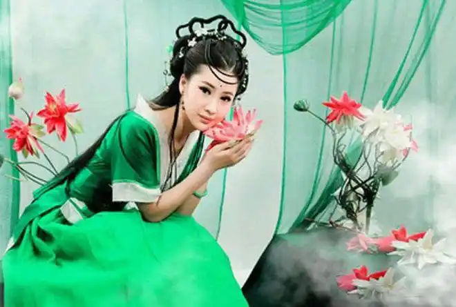 拔卫救了东海龙王三公主, 三公主悄悄告诉拔卫, 要门上的木饭勺