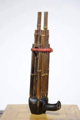 民族乐器老笙.湘妃竹配黄杨木底座,整体包浆浓厚,做工精细,保存完整.