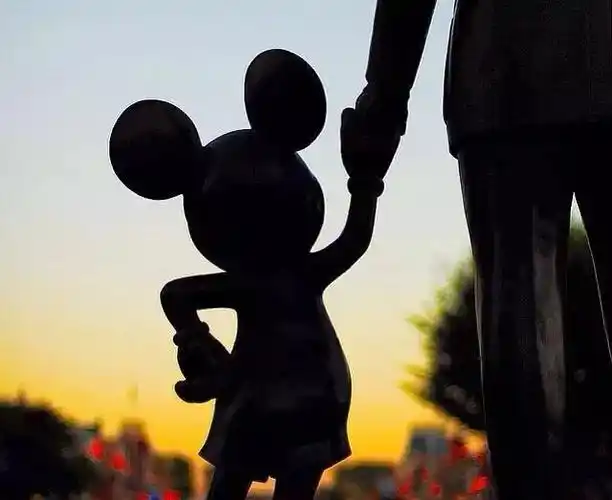 迪士尼总部门前,这迷人的背影一看就是米奇