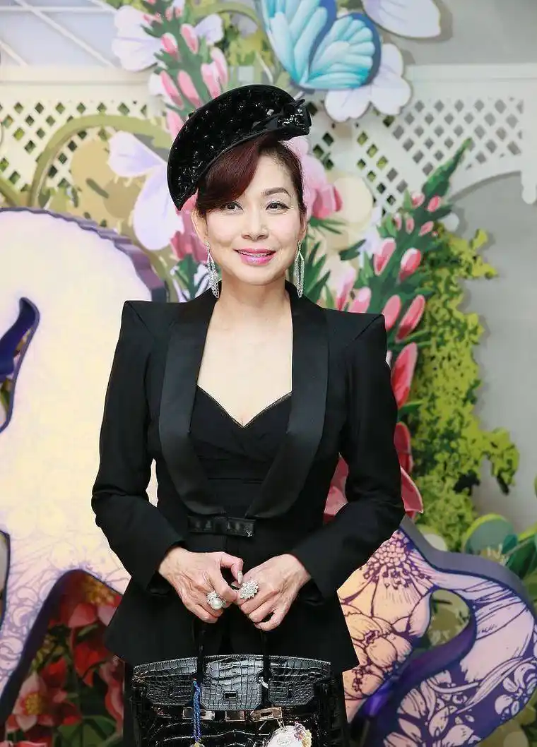 邝美云随后就出道,在娱乐圈发展.