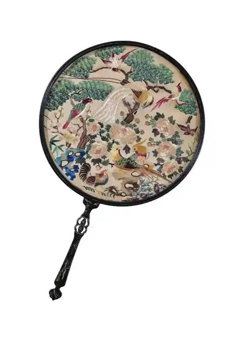 扇子,是中国传统工艺品及艺术品,最早出现在商代,用五光十色的野鸡毛