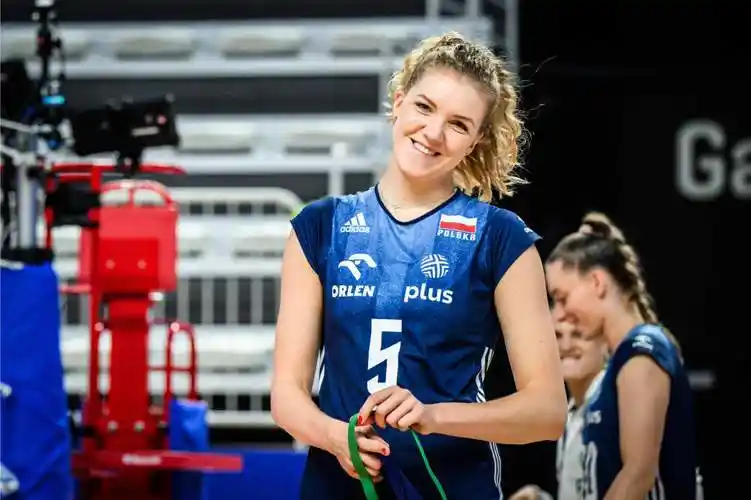 到了第二局,波兰女排重新调整,打出4-0开局,迫使德国女排叫暂停.