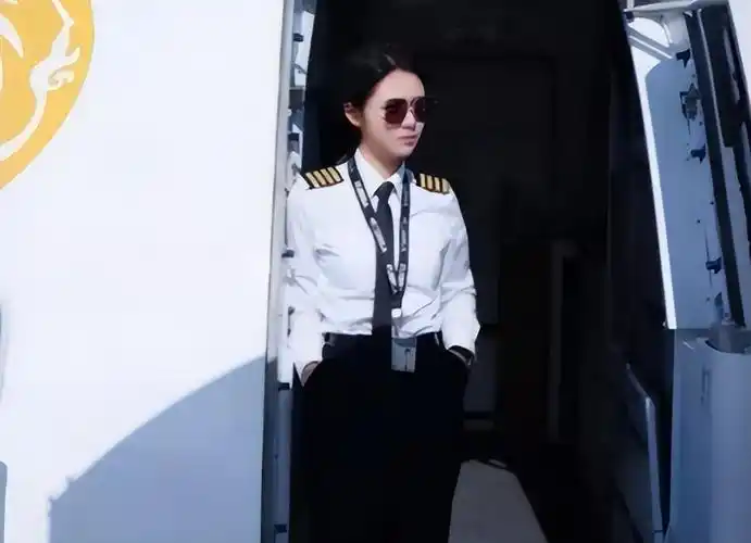 中国首位女机长伍倩玉:17岁开飞机,26岁当机长,巾帼不让须眉!