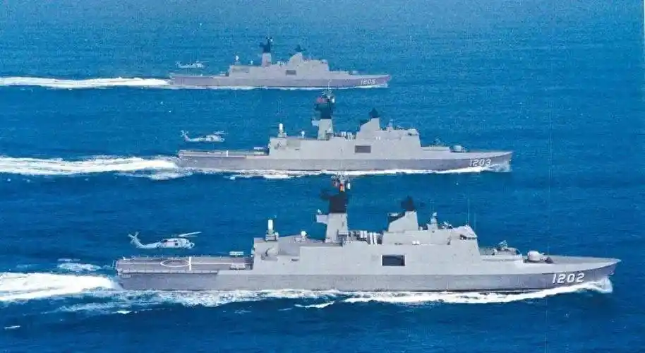 原创南京舰带刀出海一南一北夹击令台军紧张彻底不敢嚣张了