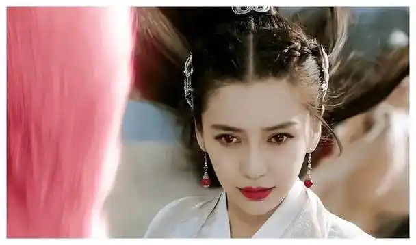 baby香港出席活动脸部僵硬不自然上杂志封面疯狂试水洗白