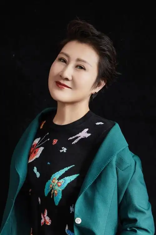 没想到张凯丽还是话剧大腕梅花奖金狮奖获得者太厉害了