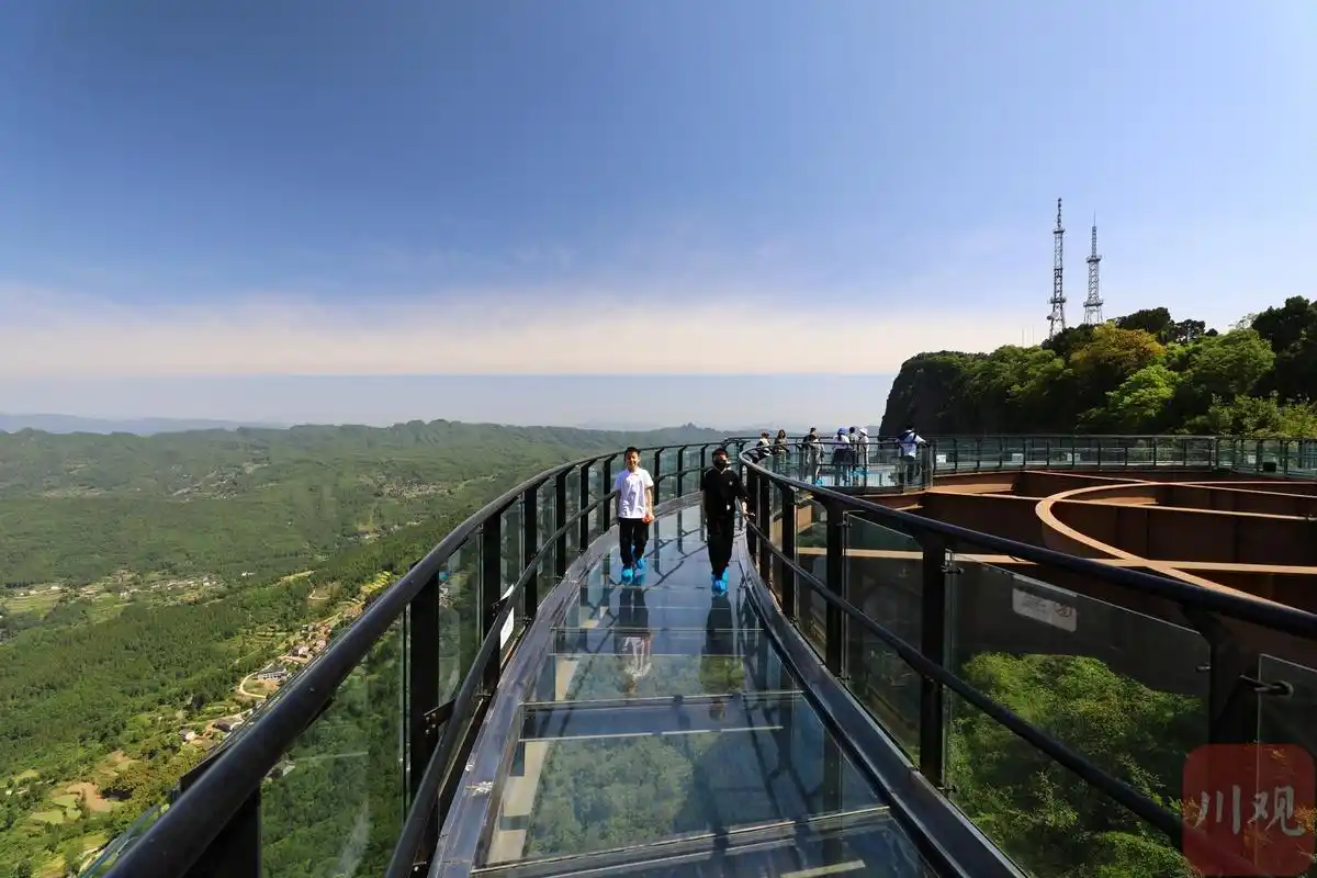 组图丨走上剑门关玻璃观景平台宛如空中漫步