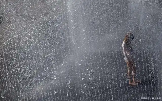 故事:嫁入豪门第一天,我就被丈夫要求跪在门外淋雨