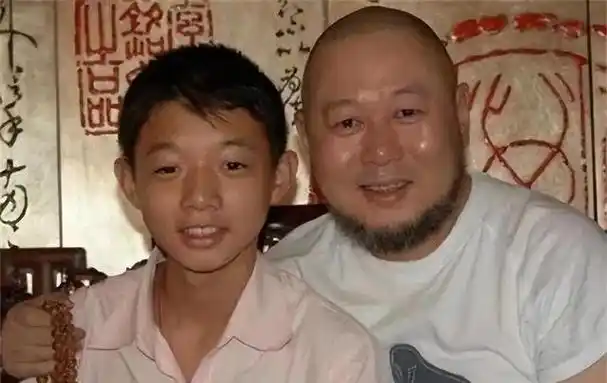 著名歌手火风:收养烈士遗孤,两任妻子亲如姐妹,今选择皈依佛门