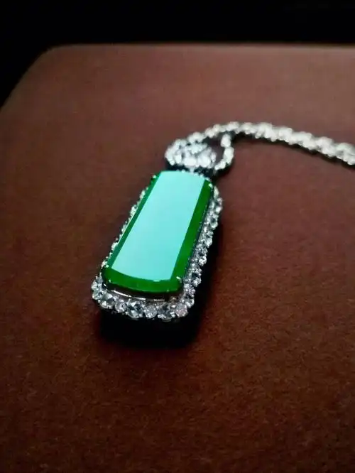 自珍翡翠辣阳绿无事牌吊坠