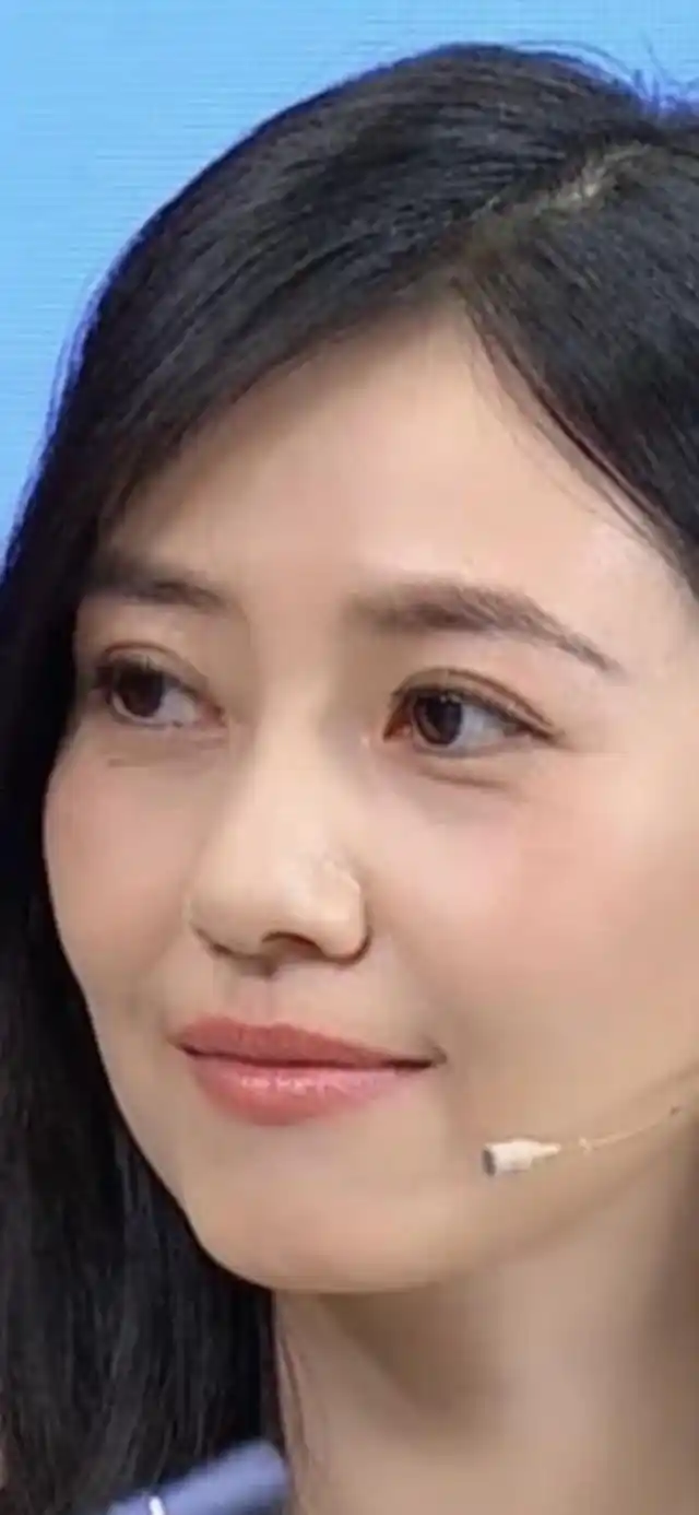 高圆圆产后直播带货,妆容精致抵不住怼脸拍,鱼尾纹眼袋深显憔悴