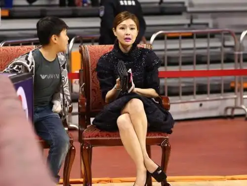 她是宏远俱乐部董事长陈海涛的妻子-吴迪