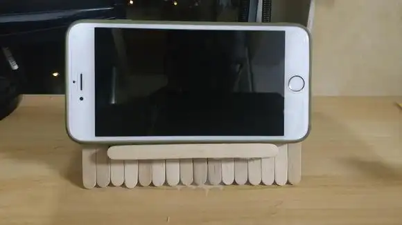 我爱做手工:用雪糕棒做一个简单的手机支架,可以手机快乐追剧了