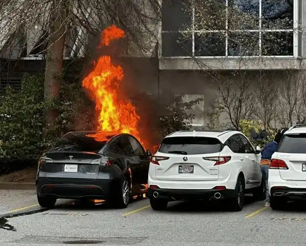 列治文八佰伴一辆特斯拉自爆起火!原因不明