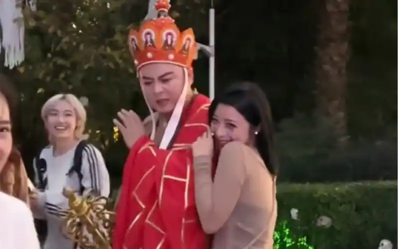 唐僧:阿弥陀佛,女施主使不得啊使不得