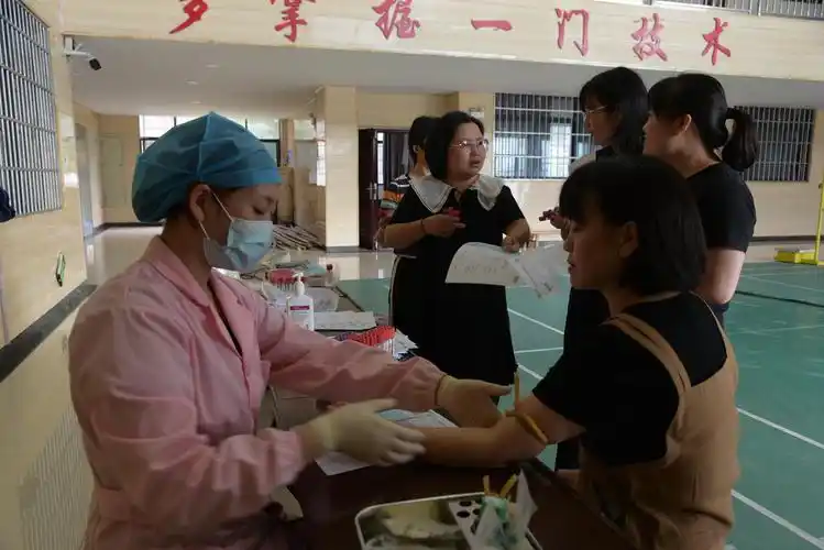 凤凰职中:组织教师体检提升幸福指数