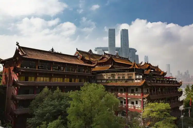 千佛寺位于重庆主城区南滨路,是观赏朝天门和两边汇