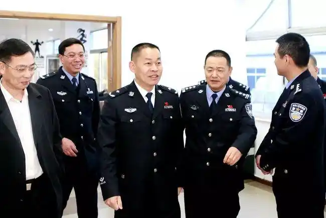 市政府副秘书长陈肖力等参加.相关负责人汇报工作.