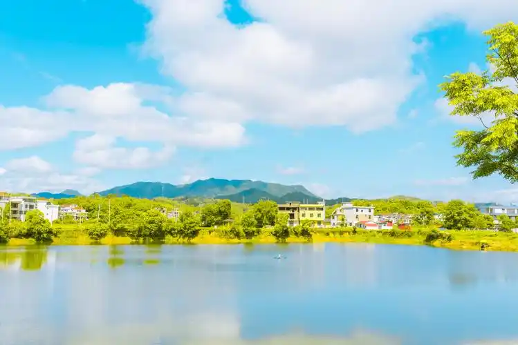 蓝天白云绿水青山和风车