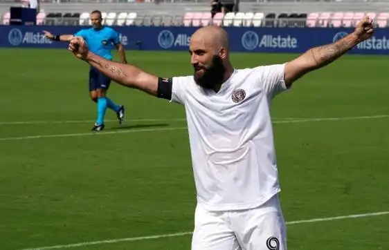 阿根廷前锋伊瓜因有了新形象,他剃掉了全部头发,以光头形象示人.