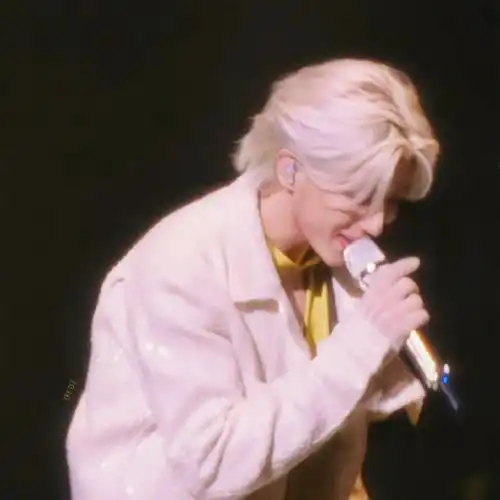 蔡徐坤闭眼侧颜