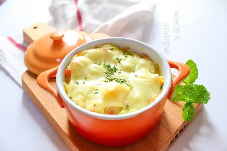 宝宝版焗土豆泥:土豆泥里加蔬菜和芝士,风味独特