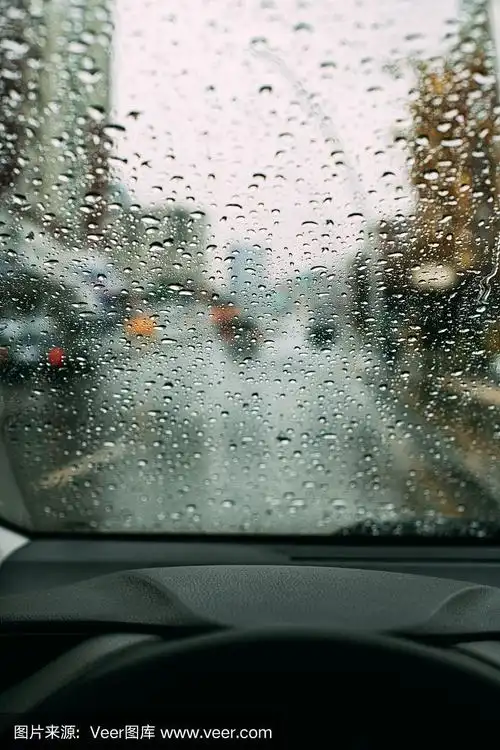 雨时雨滴落在车窗上