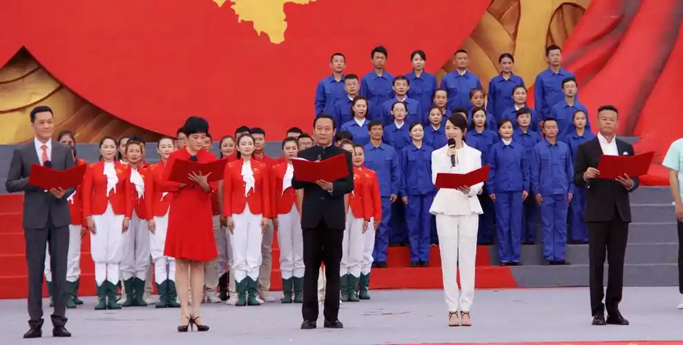 "心连心" 车永莉登台诗朗诵 砥砺前行展望未来