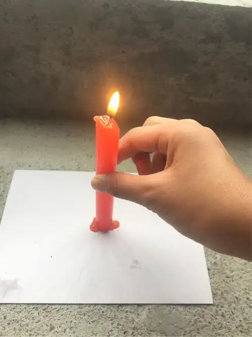 (2)蜡烛燃烧时:上半部分熔化成液体,温度较高,有轻微的烟味等