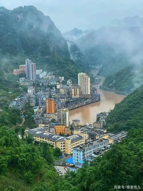 云南昭通盐津县建在峡谷中,可谓是一线县城