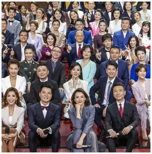 董卿回归央视,107位主持人大合影占据中心位,归来就有大动作