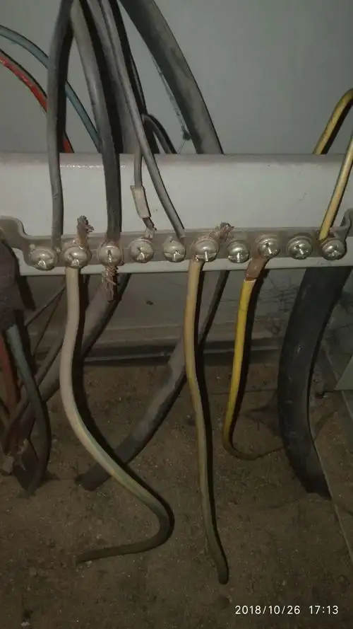 配电柜底部接地线接头无铜鼻