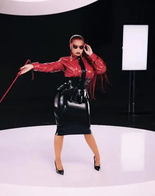 北美说唱歌手"麻辣鸡"nicki minaj(妮琪·米纳吉)最近和来自德国的