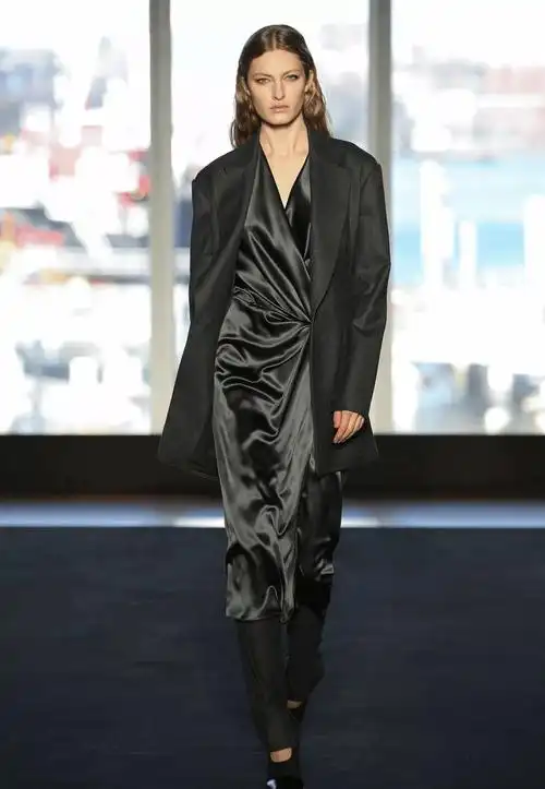 西装裙子浅浅的相遇便擦出曼妙的火花