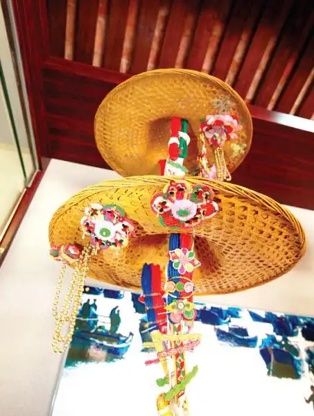 惠女斗笠色彩绚丽