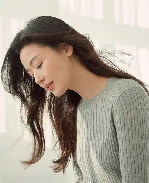 全智贤侧颜超美,鼻梁高挺.