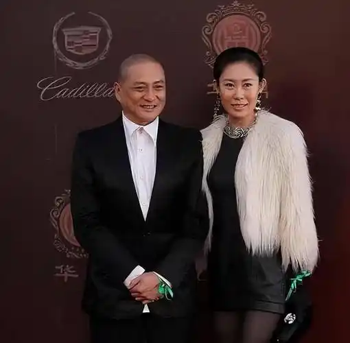 下面我们就以汤镇业的妻子邹文静为例,来学习一下貂皮大衣的穿法吧.