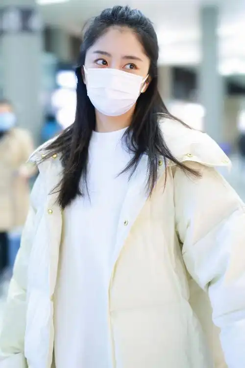 谭松韵走机场变可爱大白长发披肩眉眼间显温柔