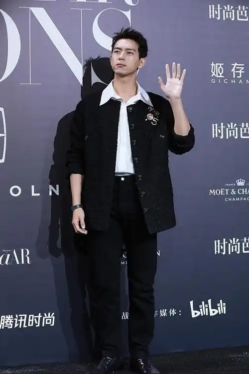 李现生图下的"神颜"好迷人,西装配领带魅力爆棚,手