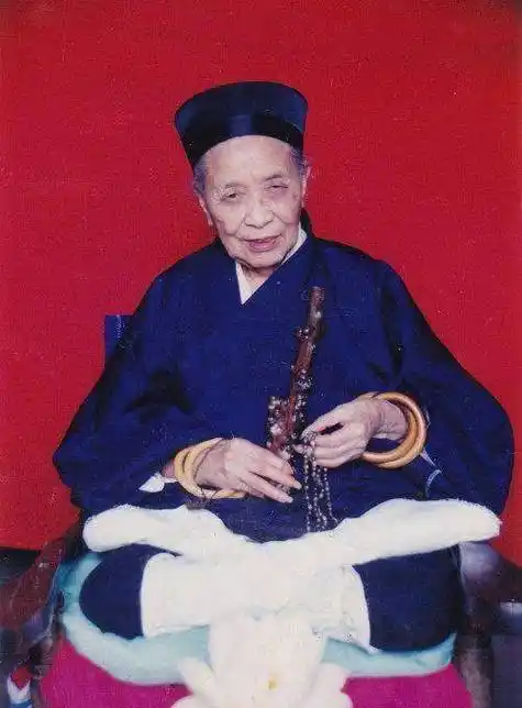 号青松红梅道人,1902年生于四川省乐至县,25岁出家拜师学道,与青城山