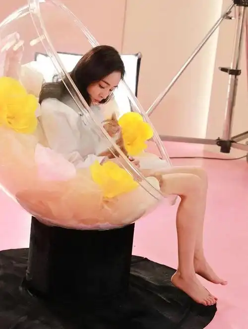 而在众多拍摄花絮中,丸子带来的一组光脚拍摄花絮无疑成为了人们关注