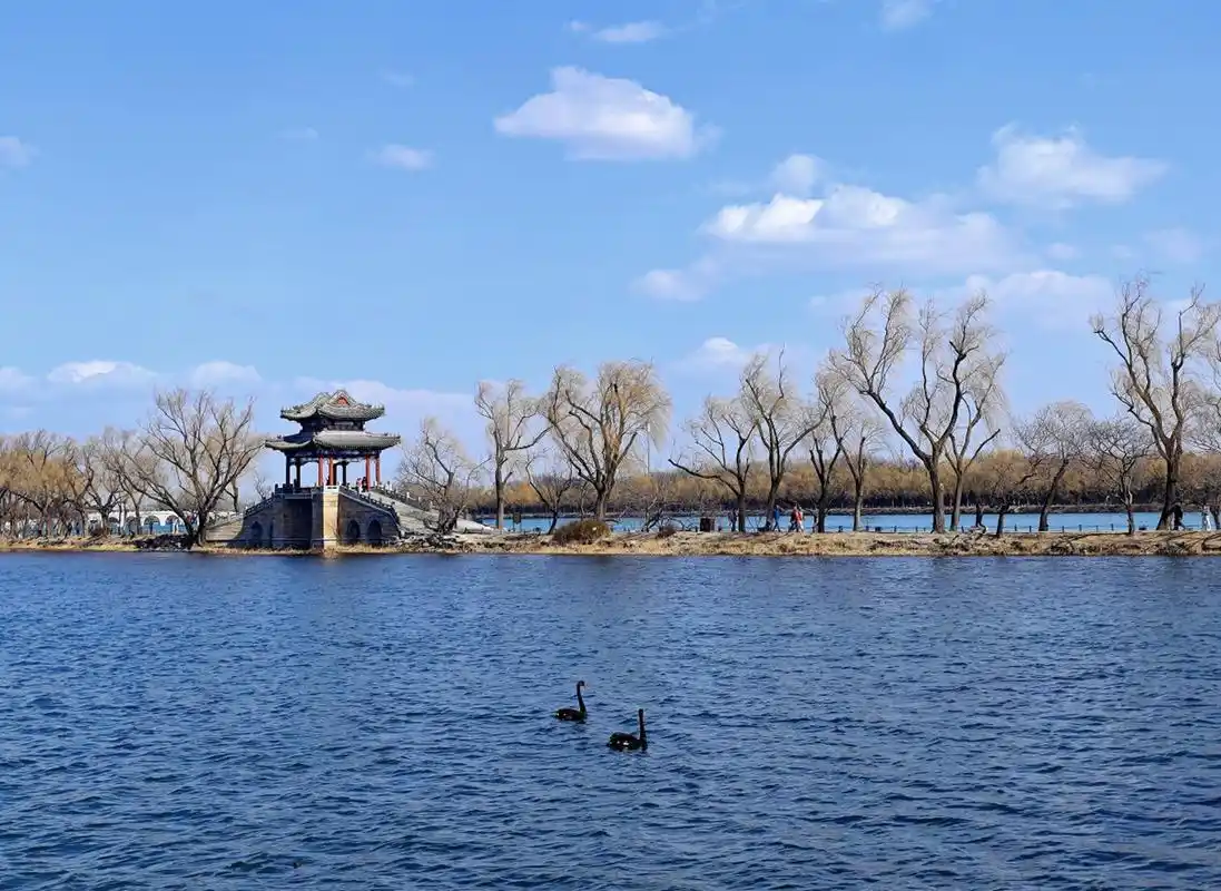 平湖秋月是西湖十景之一,位于白堤西端,背倚孤山,面临外湖.