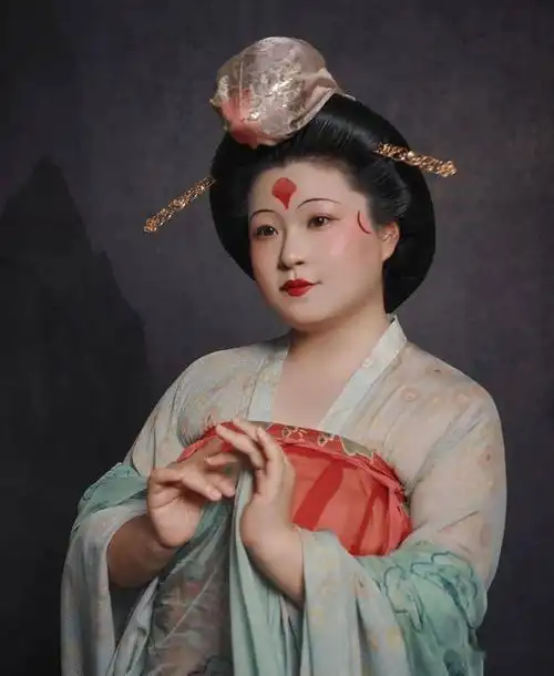 细数唐朝各个不同阶段的妆容初唐娇俏盛唐精致晚唐的有点丑