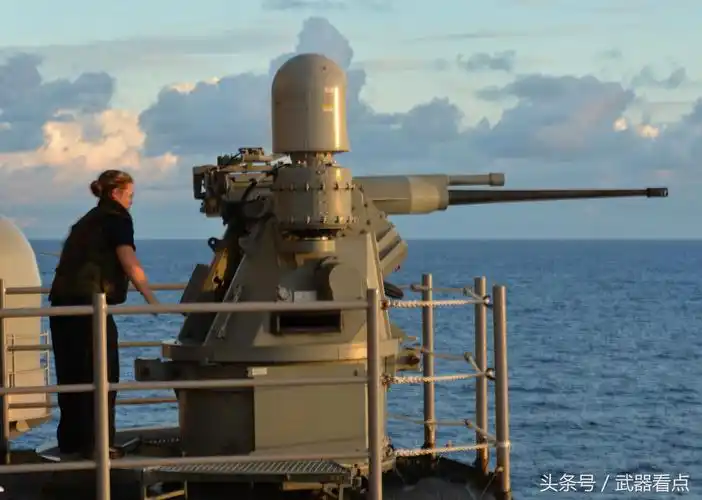 美海军近距离攻击利器mk3825mm舰炮火力强射速快