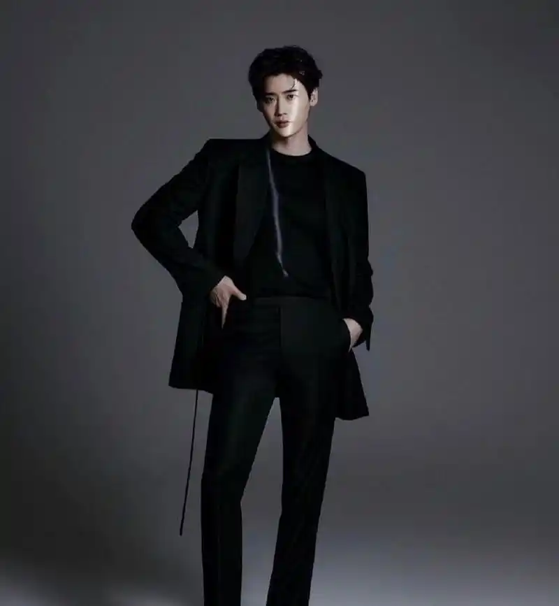 李钟硕最新简历照,变瘦了,颜值还是那么能打.