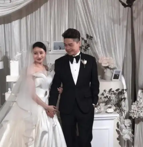 《王牌》主持人沈涛结婚,甜蜜高清照曝光,新娘不是女郎费费_太太