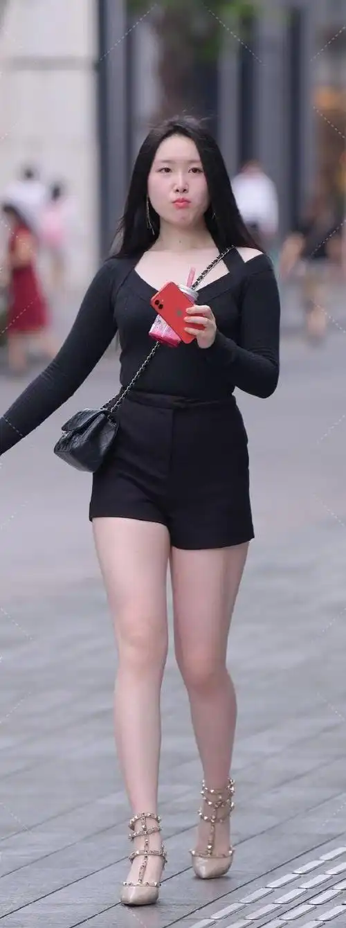 黑色短裤显腿长,搭配高跟鞋还能显身长,精神干练!