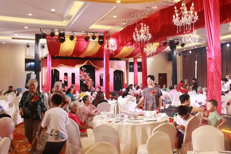 热闹纷呈的婚礼现场,嘉宾云集,都在等待那幸福,庄严,神圣的