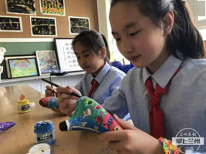 五年级的蔡卓玲学习陶笛已有5年,吹奏陶笛和绘画都是她感兴趣且擅长的
