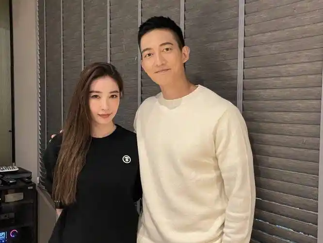 去年,许维恩跟王家梁合拍电影,被问到是谁先喜欢的谁,两个人表示也没